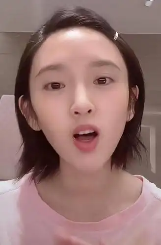 唐艺昕产后首次素颜示人,却被吐槽变模样没辨识度,还撞脸童瑶