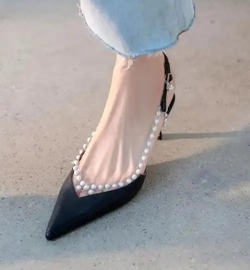 时尚女人高跟鞋微露脚趾缝的黑色尖头高跟鞋中后空设计高跟鞋搭配珍珠