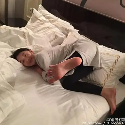 周冬雨腊八节晒床照伸脚丫搞怪图
