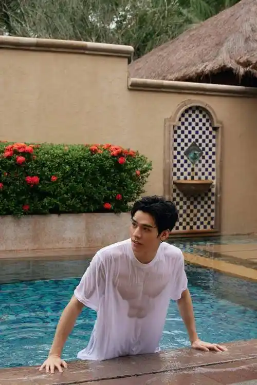 腹肌手臂肌肉线条若隐若现_龚俊_写真_腹肌