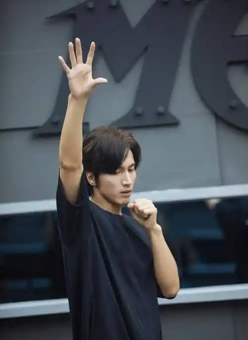 言承旭训练照曝光,44岁男神状态清爽帅气依旧,努力训练神情专注_观众