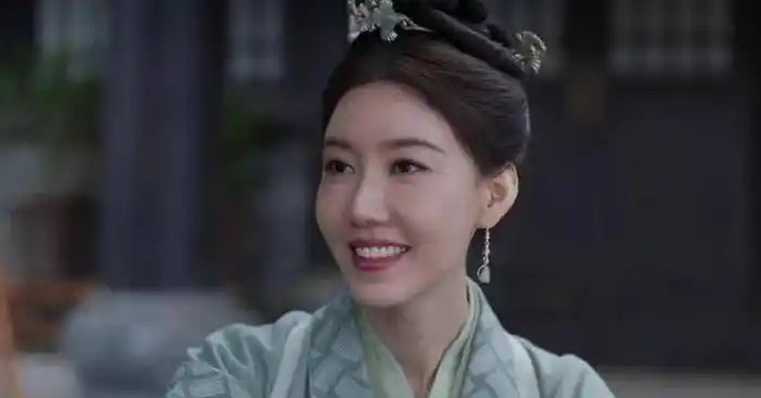 刚凭《庆余年2》走红就当众摸胸,这位演员的恋爱尺度可真够大的