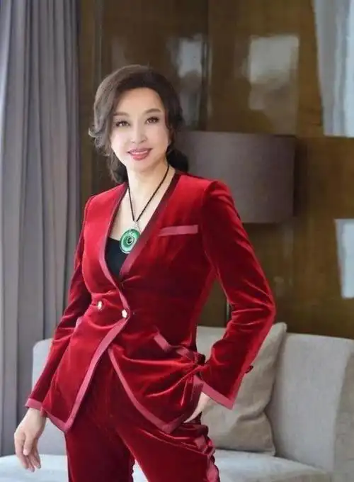 "不老女神风韵犹存"是假的,从林心如到蒋勤勤,生图精修反差大|刘晓庆|