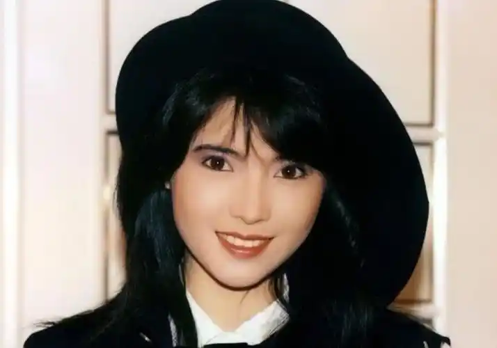 在众多美女之中,有一个叫蓝洁瑛的女孩,她的颜值毫不逊色,甚至更耐看.