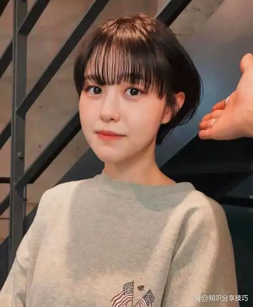 在寒冷的冬天,一款甜美的短发发型不仅可以增添你的俏皮可爱气质,还能