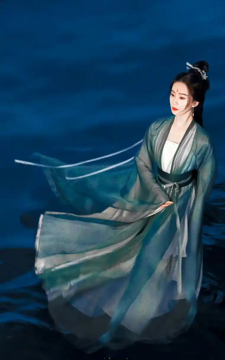 刘诗诗狐妖小红娘竹业篇新造型##刘诗诗# 新角色古装造型,一袭白衣