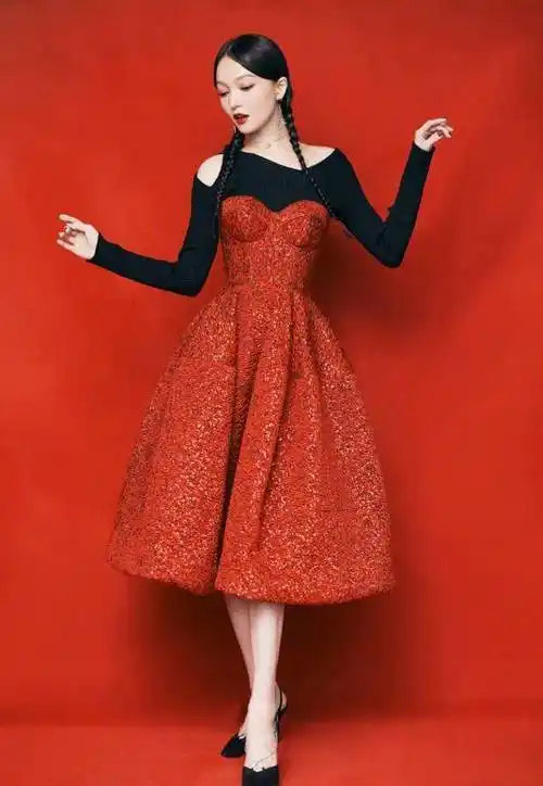 原创张韶涵上央视春晚太美了穿红色抹胸裙配毛衣端庄大气又喜庆