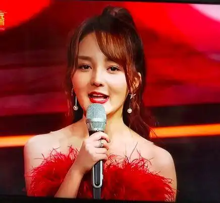 湖南卫视主持人靳梦佳亮相2019年湖南卫视元宵喜乐会上,她一头红棕色