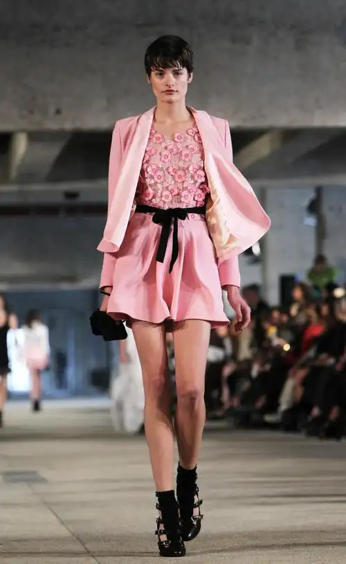 秀都在这里上演,巴黎历经几个世纪,都一直牢牢把持着时尚界霸主的地位