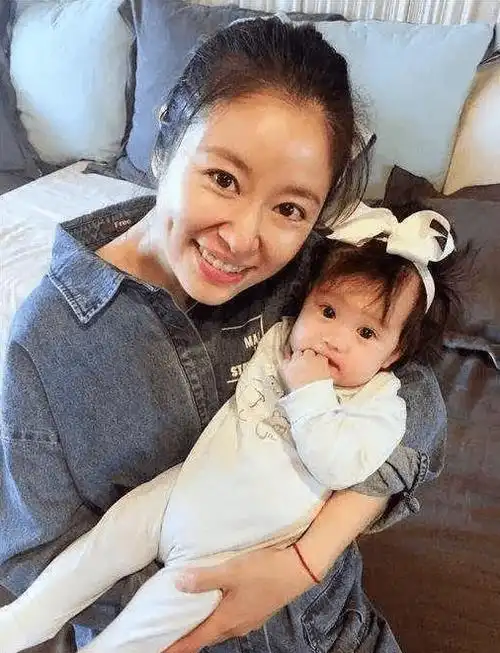 虽然说是未婚先孕,但是两人婚后的感情一直很好,而霍建华也成为了妥妥