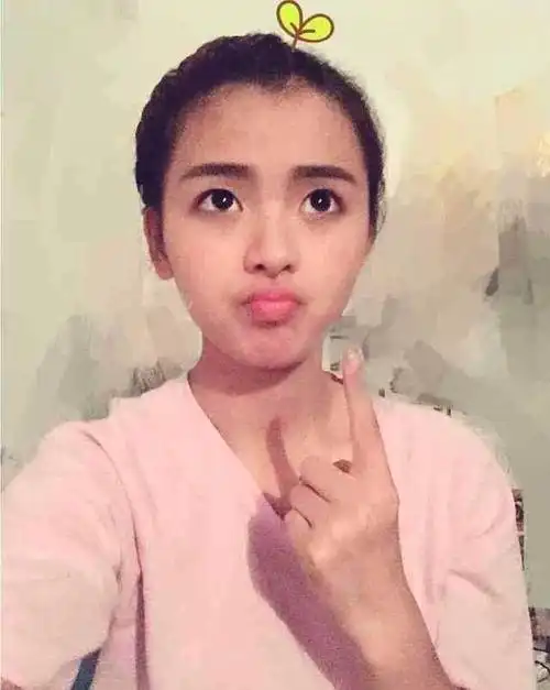 杨超越出道前旧照引争议是天生明星脸还是又土又丑