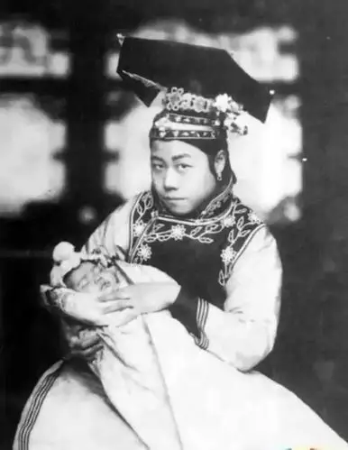 看了清朝嫔妃的老照片,才知道宫斗剧都是骗人的