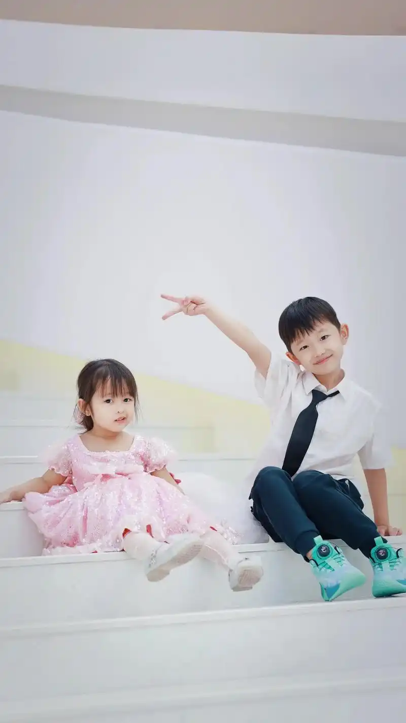 兄妹俩终于同框啦!哥哥难得同意拍照 妹妹的又一件 - 抖音