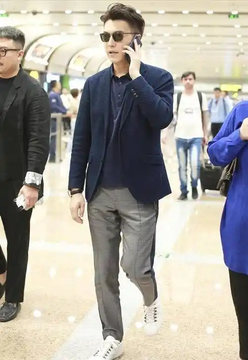 靳东的造型感太强了穿深色服饰好有男人味一点不像46岁的样子