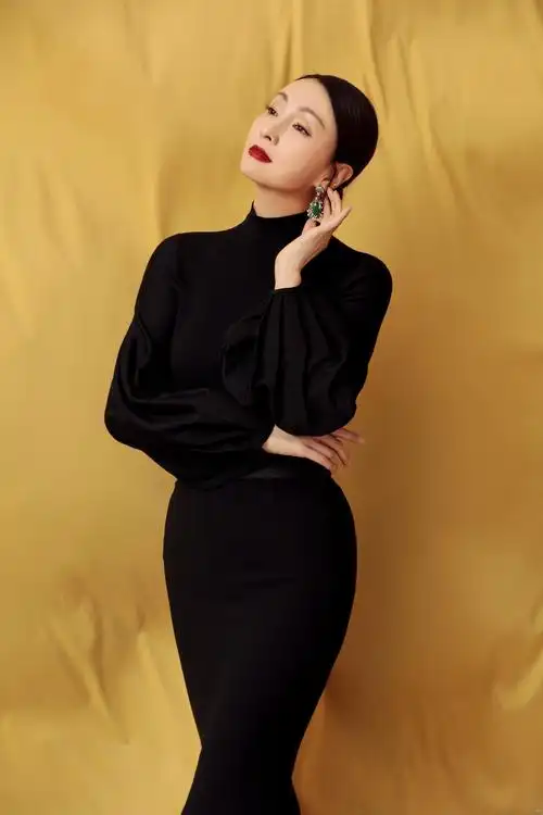 小陶虹穿黑裙身段玲珑轻撩耳坠秀精致侧颜