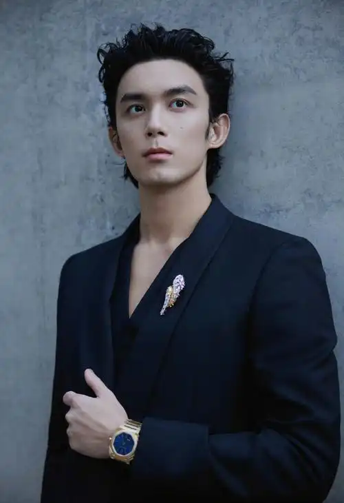 传世蜕变"珍藏艺术展的#吴磊#,身穿别致的v领西装配搭背头卷发造型,用