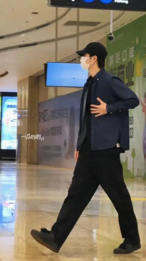 王一博出发澳门#20231124王一博【行程】北京飞深圳车澳门01「本