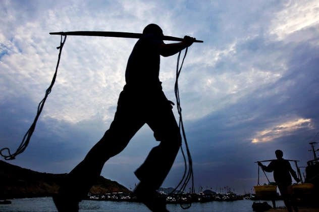 回忆里挑着担子,跳着舞步的挑脚夫,是我眼里最高大的劳动者