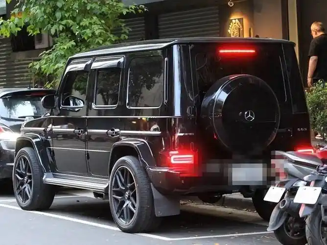 39岁房祖名近照曝光,开200万豪车违规停放,抽高档雪茄表情享受_友人