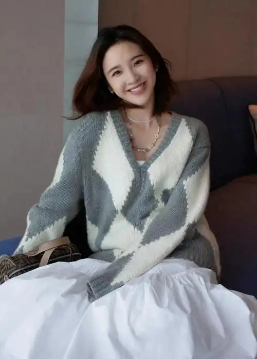 秋天穿什么?唐艺昕针织毛衣配长裙,温柔减龄还显气质