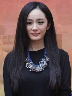 杨幂迷人眼 假睫毛眼线立大功