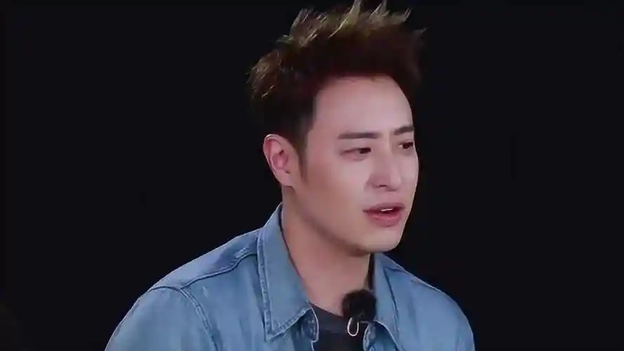 身高不够,椅子来凑!潘玮柏与易建联合影大揭秘_照片_价值_友谊