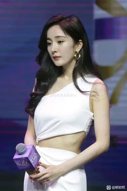 杨幂这身衣服侧面看起来腰有点赘肉
