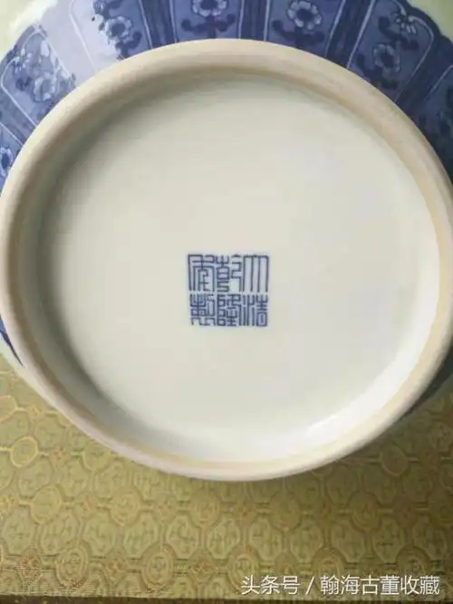 湖北一藏友喜得大清乾隆年制款青花粉彩人物故事纹瓶