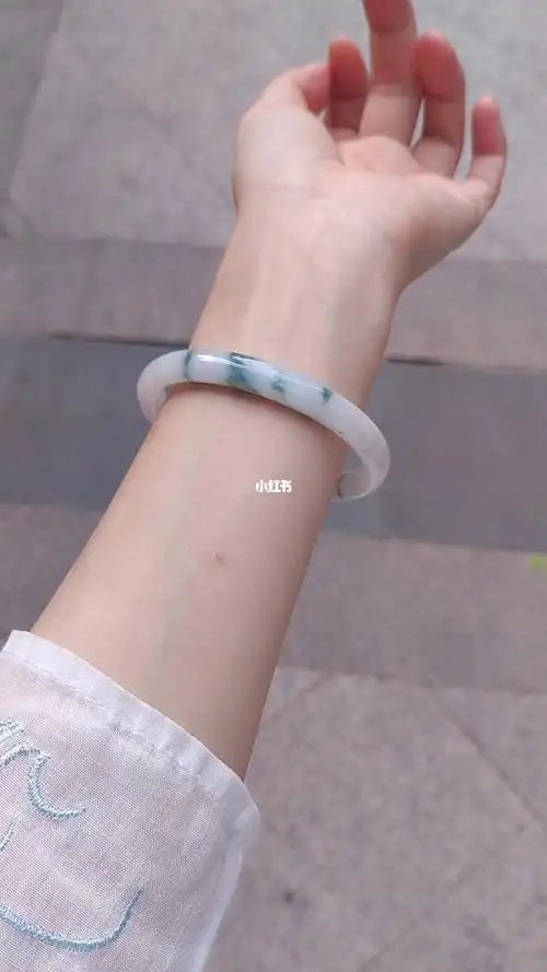 牛奶底白底飘绿花贵妃555手镯2500