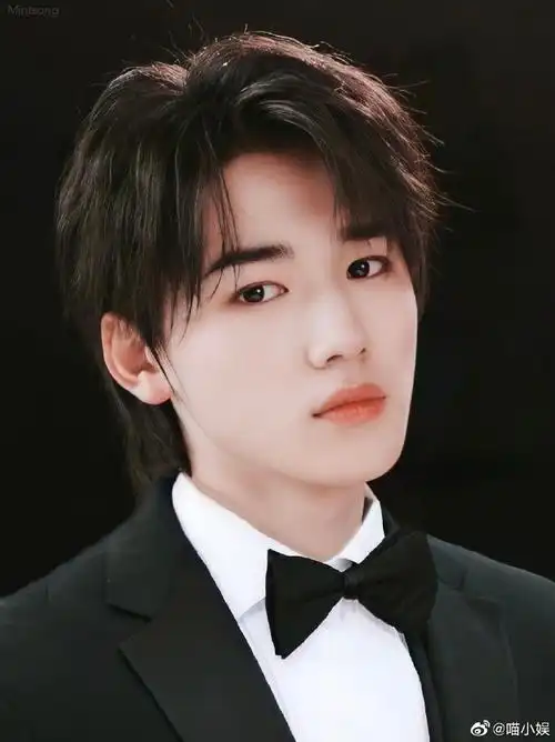 宋亚轩的眼睛里有星星,清澈干净,温柔治愈真的是一眼万年,让人沉迷