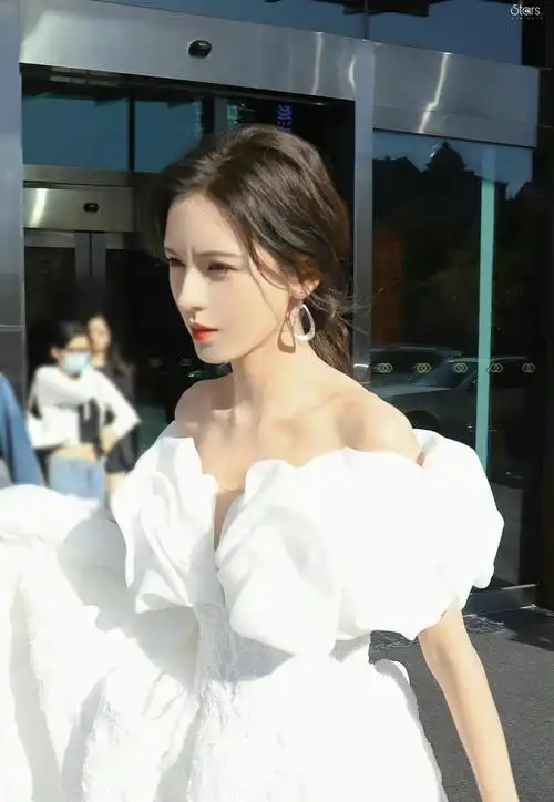 张予曦北京电影节大学生电影节一身白色泡泡袖长裙