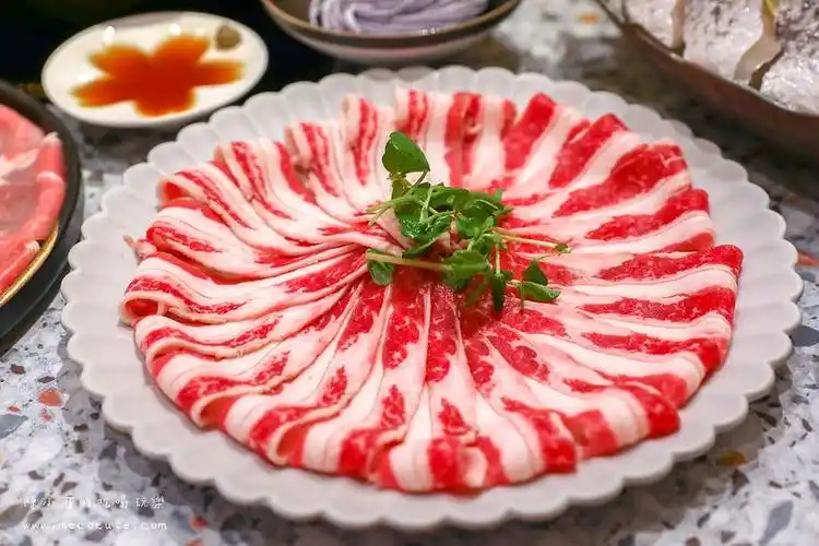 我们选了 霜降牛肉锅,摆盘美美的,牛肉有著粉红色泽,油花与油脂分布