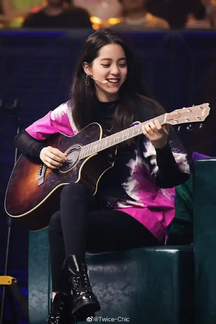 欧阳娜娜 |#乐队的夏天#三组穿搭造型盘点.