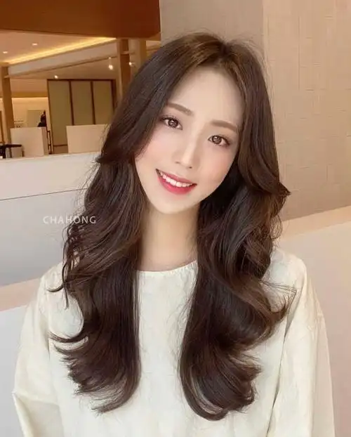 女神卷发大多数都是以这种中大卷为主, 温柔时尚显气质四六分的造型卷