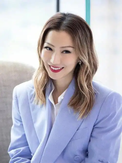 郑秀文不愧为时尚天后,快50岁还能穿紧身牛仔衣裤,越老越不服老