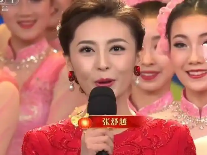 2020年,张舒越担任央视总台春晚主会场的主持人,当时她年仅23岁,所以