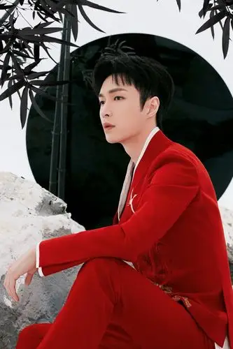 张艺兴春晚中国风solo舞台证明爱豆实力红衣造型太抢眼