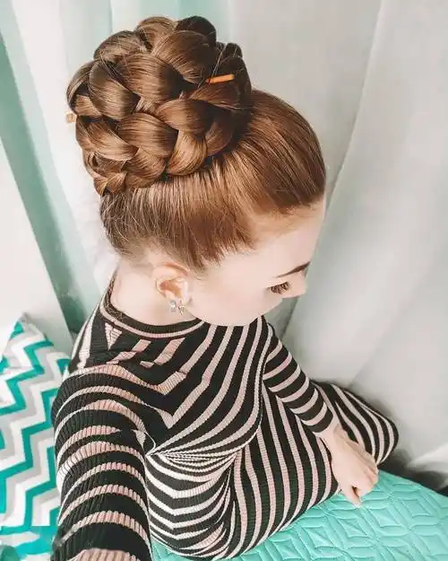 俄罗斯网红头发长达1米72扎麻花辫粗似鞭子把头发当被子盖