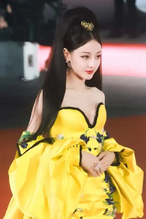 elle风尚大典明星红毯##迪丽热巴花团锦簇复古造型##elle红毯