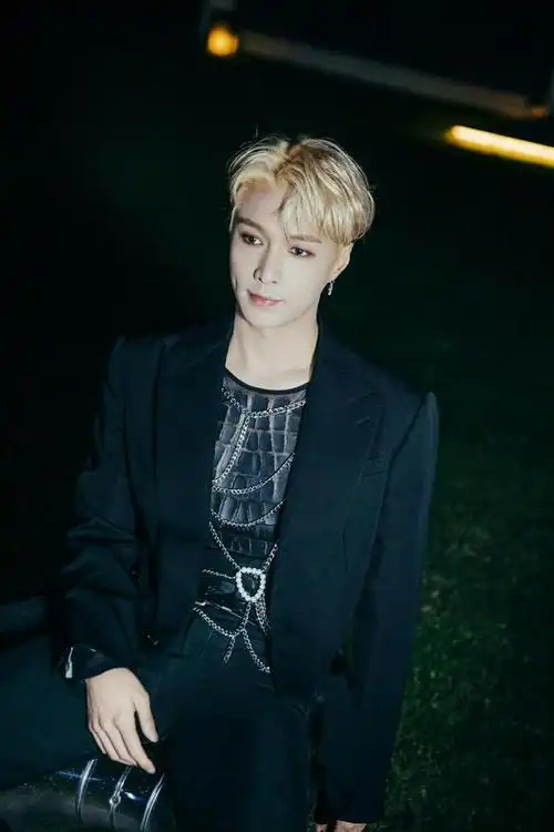 张艺兴音乐节的生图和精修图 可以说是完全没有差别吧|张艺兴_新浪