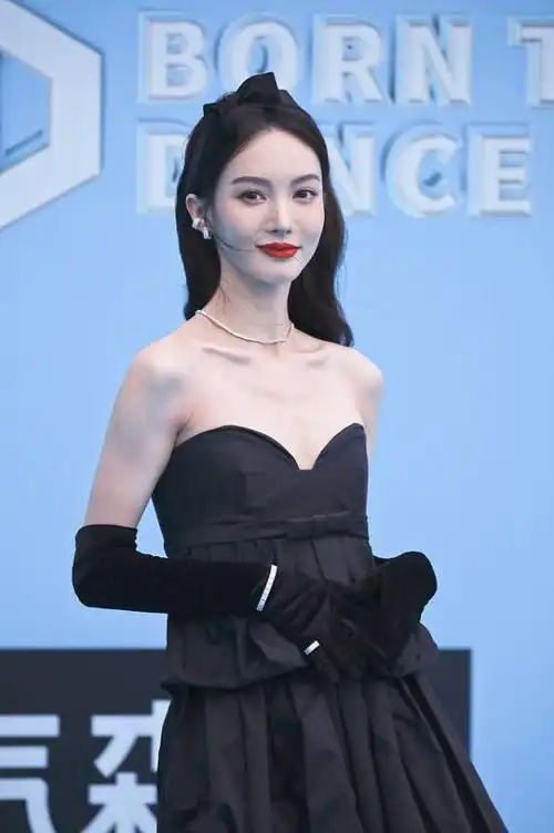 金晨这裙子太考验身材,瘦成"竹竿"让人心疼,好似"画报女郎"