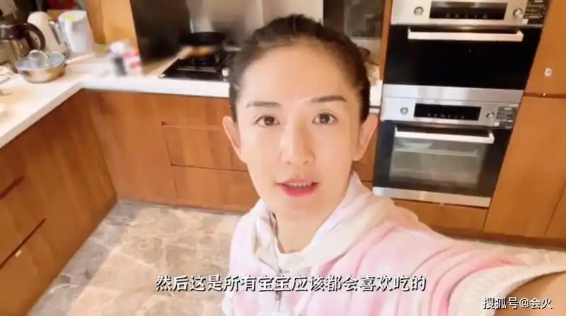 八卦40岁谢娜晒在家亲手做的杂酱面手部肌肤显粗糙切菜动作缓慢明星