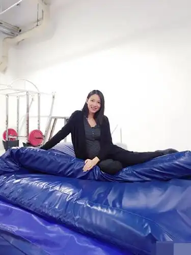 张梓琳挺孕肚晒照 女神大长腿依然抢镜(图)