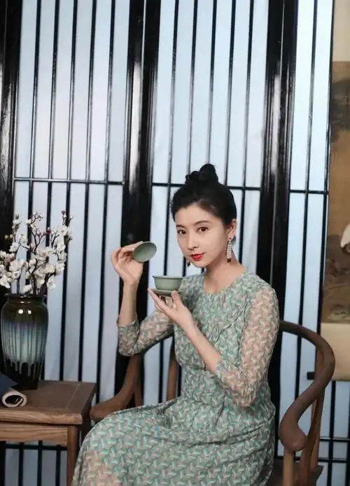 演员斓曦吃饭路上捡来一个老公低调幸福十年