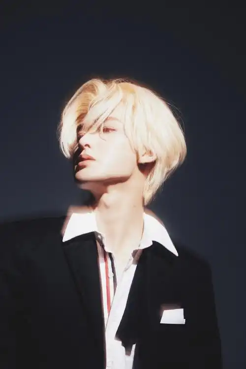 朱正廷黑白肖像照##朱正廷无形世界演唱会