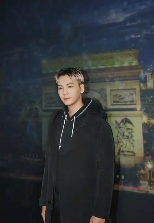 陈伟霆黑色系层次搭配,特别的挑染发色,温暖有风度