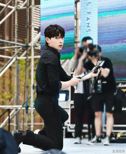 邓伦是凤凰,灯泡是苗族人称美女的意思,苗族有见证爱情的凤凰古城