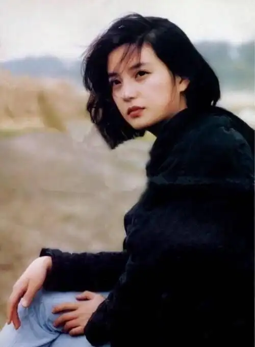 这组图片来自于赵薇大学时期,外出拍戏中的花絮片段.