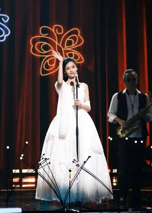 肤白貌美性感撩人_长裙_大片_话筒