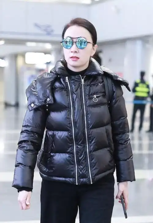 陶虹现身机场黑色毛衣搭同色羽绒服超保暖戴彩色墨镜酷劲十足